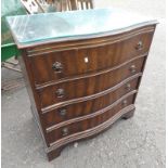 20TH CENTURY MAHOGANY CHEST OF DRAWERS WITH SERPENTINE FRONT & 4 DRAWERS ON BRACKET SUPPORTS.