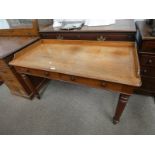 19TH CENTURY MAHOGANY WASH STAND WITH GALLERY TOP & 2 DRAWERS ON TURNED SUPPORTS.