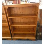 PINE OPEN BOOKCASE WITH ADJUSTABLE SHELVES Condition Report: The lot has some marks,
