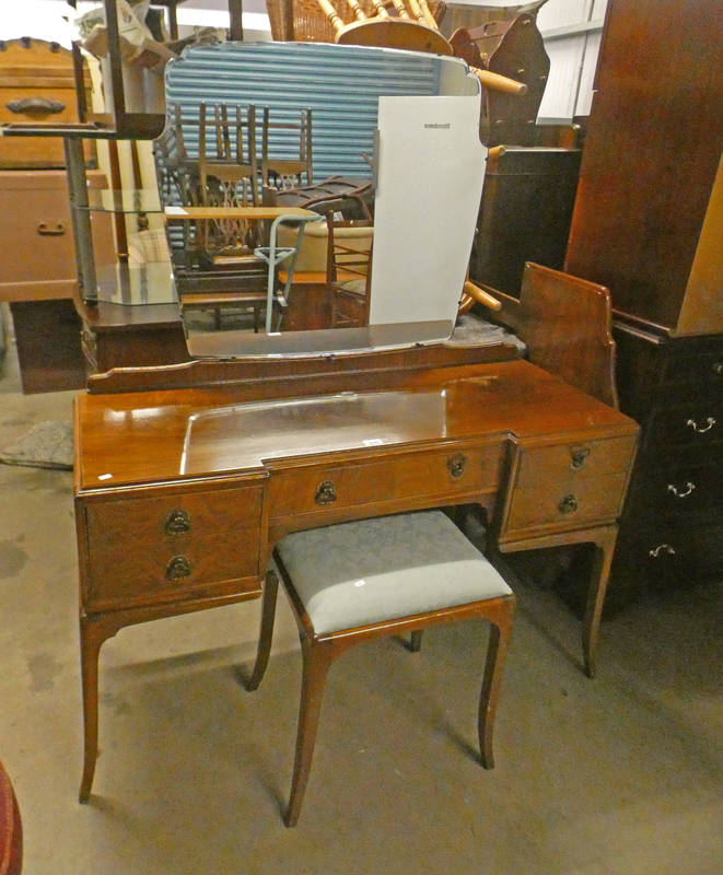 20TH CENTURY WALNUT DRESSING TABLE WITH MIRROR & 5 DRAWERS 148CM TALL X 121CM WIDE,