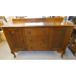 20TH CENTURY OAK SIDEBOARD WITH 3 CENTRALLY SET DRAWERS FLANKED EACH SIDE BY 2 PANEL DOORS ON