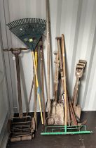 SELECTION OF GARDEN TOOLS