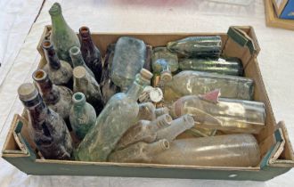 SELECTION OF GLASS BOTTLES TO INCLUDE ROBERT DOUGLAS DUNDEE BOTTLES, USHER EDINBURGH BOTTLE,