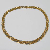 18CT GOLD TRI-COLOURED FLAT WEAVE COLLAR NECKLACE - 40CM LONG, 20.