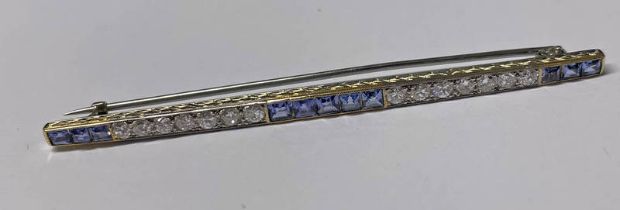 EARLY 20TH CENTURY SAPPHIRE & DIAMOND BAR BROOCH SET WITH CALIBRE CUT SAPPHIRE & BRILLIANT CUT