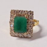 18CT GOLD EMERALD & DIAMOND CLUSTER RING,