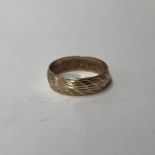 9CT GOLD TEXTURED WEDDING BAND - RING SIZE L/M, 2.
