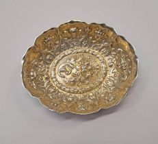 VICTORIAN SILVER OVAL DISH EMBOSSED WITH FLOWERS BY WILLIAM COMYNS, LONDON 1893 - 12CM LONG,