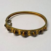 LATE 19TH CENTURY GOLD TIGERS EYE HINGED BANGLE WITH ENGRAVED DECORATION, UNMARKED - 5.