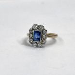 EARLY 20TH CENTURY 18CT GOLD SAPPHIRE & DIAMOND CLUSTER RING Condition Report: Ring
