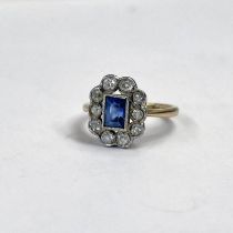 EARLY 20TH CENTURY 18CT GOLD SAPPHIRE & DIAMOND CLUSTER RING Condition Report: Ring
