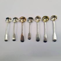 7 VARIOUS 19TH CENTURY SILVER FIDDLE PATTERN SALT SPOONS - 80G