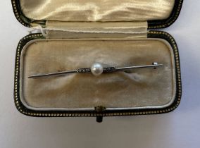 BAR BROOCH SET WITH DIAMONDS & CULTURED PEARL