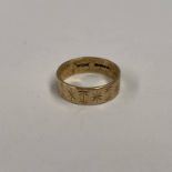 9CT GOLD WEDDING BAND WITH TEXTURED DECORATION - RING SIZE T, 5.