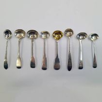 8 EARLY 19TH CENTURY SCOTTISH & IRISH SILVER SALT SPOONS INCLUDING BRIGHT CUT EXAMPLE - 70G