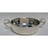 SILVER 2-HANDLED SHALLOW DISH BY S BLANCKENSEE & SON, CHESTER 1927 - 17CM WIDE,