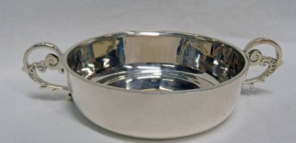 SILVER 2-HANDLED SHALLOW DISH BY S BLANCKENSEE & SON, CHESTER 1927 - 17CM WIDE,