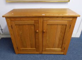 ERCOL BLONDE BEECH WOOD SIDEBOARD WITH 2 PANEL DOORS OPENING TO FITTED INTERIOR WITH SINGLE DRAWER.