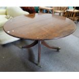 20TH CENTURY MAHOGANY PEDESTAL BREAKFAST TABLE ON 4 SPREADING SUPPORTS WITH BRASS FEET,