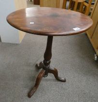 MAHOGANY OVAL TOPPED PEDESTAL TABLE ON 3 SPREADING SUPPORTS.