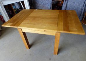 21ST CENTURY OAK DRAW LEAF KITCHEN TABLE ON SQUARE SUPPORTS.