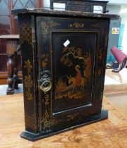 19TH CENTURY CHINESE LACQUERED WALL MOUNTED CORNER CABINET WITH CHINOISERIE DECORATION