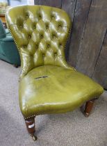 20TH CENTURY BUTTON BACK GREEN LEATHER LADIES CHAIR ON TURNED MAHOGANY SUPPORTS