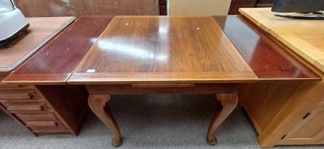 MAHOGANY DRAW LEAF TABLE ON QUEEN ANNE SUPPORTS,