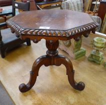 19TH CENTURY OAK PEDESTAL OCCASIONAL TABLE WITH OCTAGONAL TOP ON 3 SPREADING SUPPORTS.