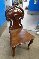 19TH CENTURY MAHOGANY HALL CHAIR WITH DECORATIVE CARVED BACK ON CABRIOLE SUPPORTS.