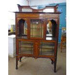 20TH CENTURY INLAID MAHOGANY DISPLAY CABINET WITH CENTRAL SET ASTRAGAL GLASS PANEL DOOR FLANKED