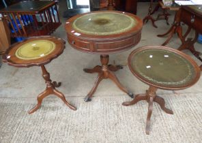 MAHOGANY CIRCULAR OCCASIONAL TABLE WITH LEATHER INSET TOP ON CENTRE PEDESTAL WITH 3 SPREADING