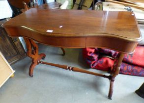 19TH CENTURY MAHOGANY SIDE TABLE WITH SERPENTINE FRONT, CENTRALLY SET SINGLE DRAWER & SHAPED ENDS,