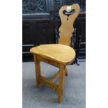 20TH CENTURY OAK SPINNING CHAIR WITH SHAPED BACK ON DECORATIVE CARVED SQUARE SUPPORTS.