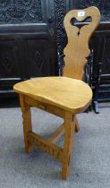 20TH CENTURY OAK SPINNING CHAIR WITH SHAPED BACK ON DECORATIVE CARVED SQUARE SUPPORTS.