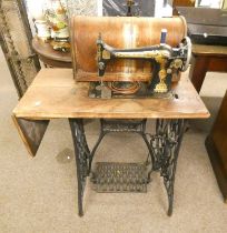 OAK SINGER SEWING TABLE WITH SEWING MACHINE ON CAST IRON TREADLE MACHINE NO F6537593