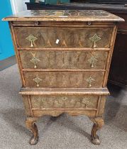 EARLY 19TH CENTURY OYSTER VENEERED STYLE CHEST ON STAND OF 3 SHORT OVER 1 LONG DRAWERS ON QUEEN