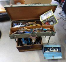2 WOODEN & 1 METAL TOOL BOXES & CONTENTS OF VARIOUS TOOLS TO INCLUDE CHISELS, SPANNERS ETC.
