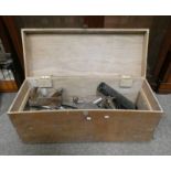 WOODEN TOOL BOX & CONTENTS OF VARIOUS TOOLS TO INCLUDE STANLEY BAILEY NO. 7 PLANE, STANLEY NO.
