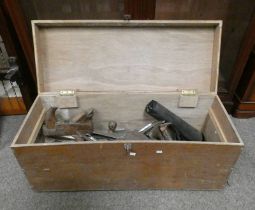 WOODEN TOOL BOX & CONTENTS OF VARIOUS TOOLS TO INCLUDE STANLEY BAILEY NO. 7 PLANE, STANLEY NO.