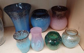 7 PIECES MONART & OTHER SCOTTISH GLASS Condition Report: Small pink and blue vase