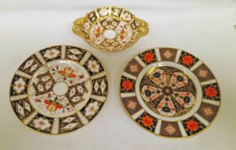 2 ROYAL CROWN DERBY PLATES & ROYAL CROWN DERBY 2 HANDLED PEDESTAL DISH