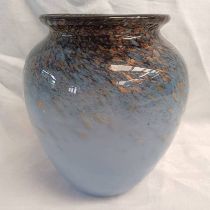 BLUE AND GOLD MONART GLASS VASE, 19CM TALL Condition Report: Overall good condition.