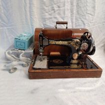 CASED SINGER SEWING MACHINE & 3 BOXED LLADRO FIGURES