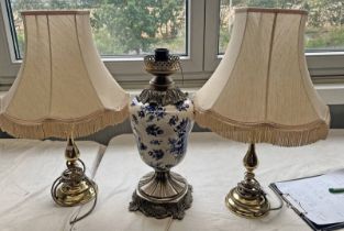 PAIR OF GILT METAL TABLE LAMPS AND A BLUE AND WHITE PORCELAIN TABLE LAMP