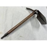 WW1 ENTRENCHING TOOL WITH BLADE MARKED B & W LUCAS LTD WITH BROAD ARROW AND DATED 1915