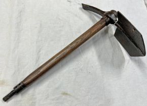 WW1 ENTRENCHING TOOL WITH BLADE MARKED B & W LUCAS LTD WITH BROAD ARROW AND DATED 1915