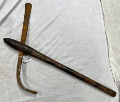 AFRICAN TRIBAL AXE WITH 22CM LONG CUTTING HEAD TO ONE SIDE & 18CM LONG CURVED SIDE ON WOODEN SHAFT