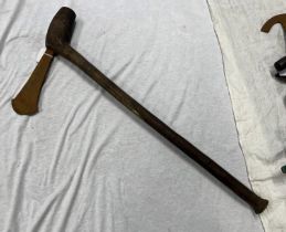 TRIBAL AFRICAN AXE WITH 17CM LONG METAL HEAD ON A WOODEN SHAFT Condition Report: