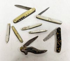 SELECTION OF POCKET KNIFES TO INCLUDE A NOVELTY SHOE SHAPED KNIFE,